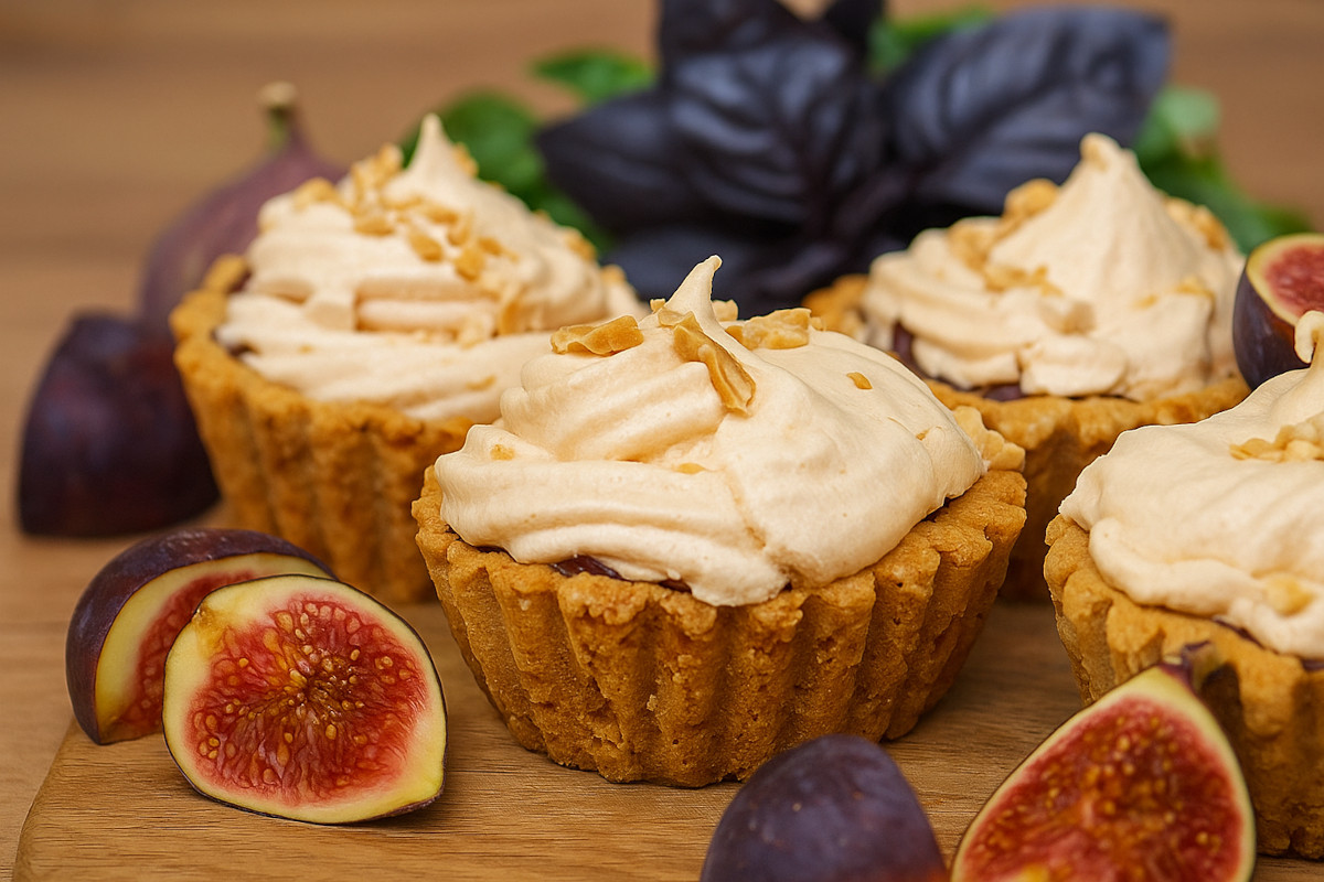 Безглютенові кошики зі сливами та меренгою