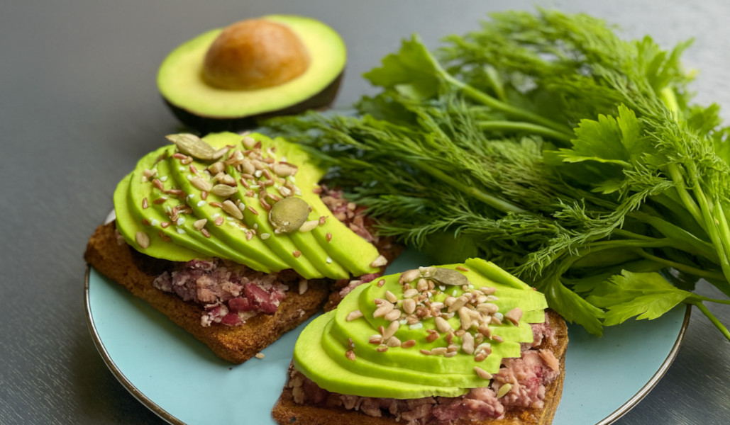 Безглютеновий веган-сендвіч з фасолею та авокадо