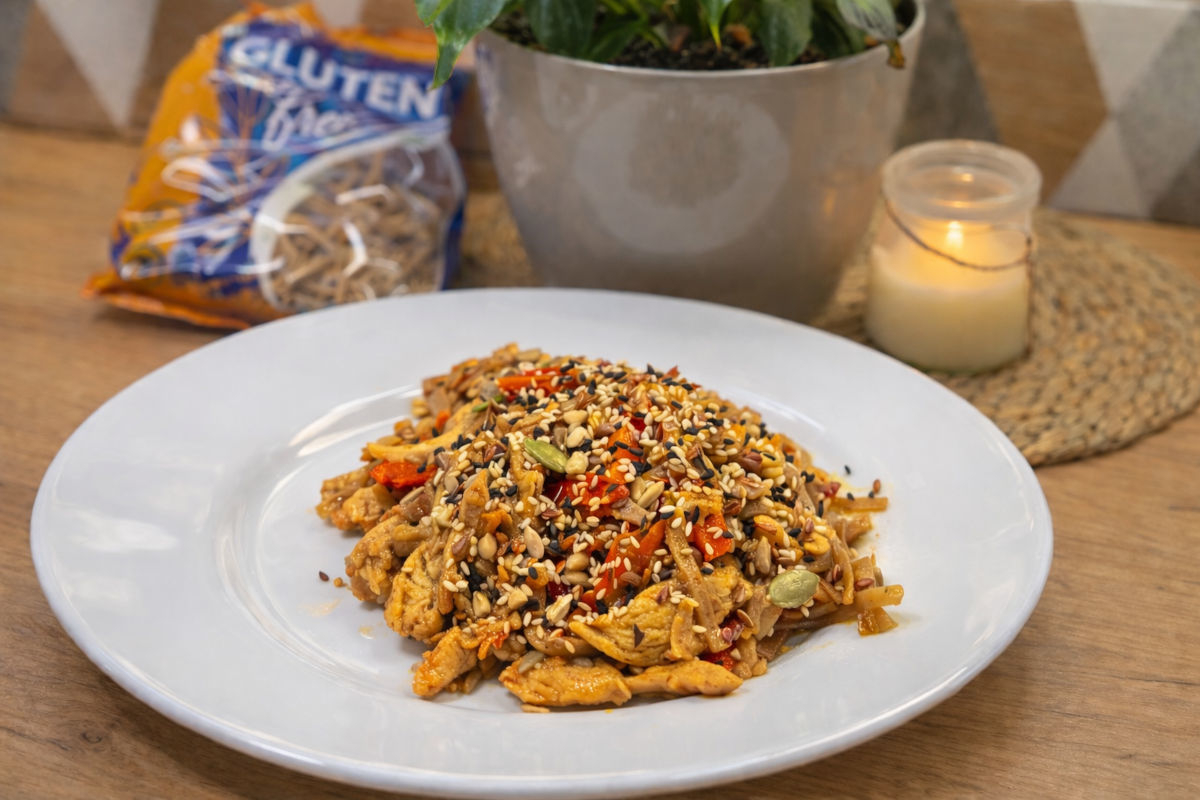 Соба з куркою та овочами — безглютеновий рецепт